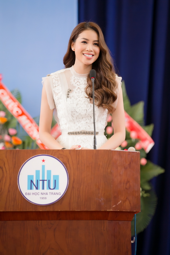 Một điều thú vị nữa, cũng trong chính thời điểm này hai năm trước là một khoảnh khắc không bao giờ quên với Phạm Hương khi cô lên ngôi hậu tại cuộc thi Hoa hậu Hoàn vũ Việt Nam 2015, biến ước mơ của cô gái sau nhiều lần không chạm tới chiến thắng, đã đăng quang thuyết phục.