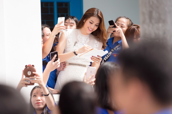 Sau buổi lễ, cô thoải mái giao lưu cùng hàng nghìn sinh viên. Tất cả đều hào hứng và rất mến mộ Phạm Hương nên đã vây kín người đẹp xin chụp ảnh lưu niệm.