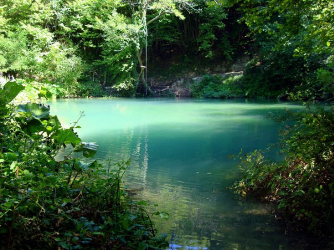 Hồ xanh ngọc bích ở Kilkis, Hi Lạp.