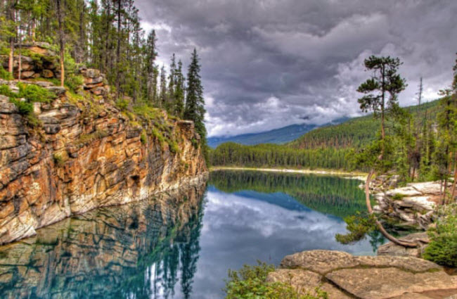 Hồ Horseshoe trong vườn quốc gia Jasper, Alberta, Canada.