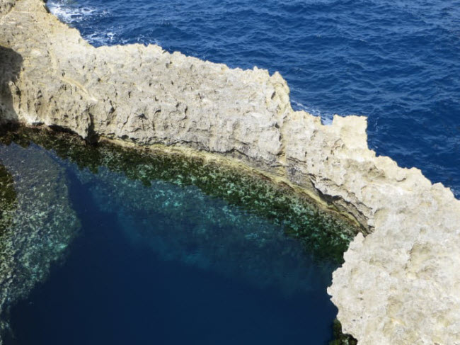Hố xanh ở Dwejra, Malta.