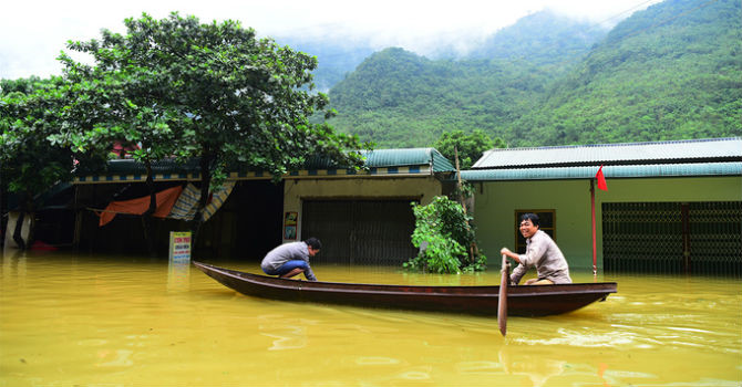 Quốc lộ 6 dài 504 km, đi qua Hà Nội, Hòa Bình, Sơn La và Điện Biên. Mưa lũ mấy ngày qua khiến 200 m đường qua xã Tòng Đậu (Mai Châu, Hòa Bình) ngập 0,5-2 m. Người dân phải di chuyển bằng thuyền.