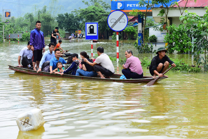 Một người dân có nhà bị ngập cho biết, khu vực này đã mưa liên tục 4 ngày, nước từ các suối chảy xuống khiến quốc lộ 6 bị ngập từ hôm 11/6.