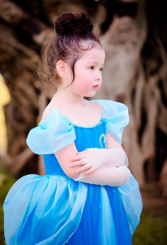 Vốn sở hữu gương mặt bầu bĩnh xinh xắn, Cadie Mộc Trà như nàng Cinderella bước ra từ trong câu chuyện “Lọ Lem” quen thuộc, với đầm dạ hội xanh da trời “huyền thoại” đang hóng chờ bà Tiên ban phép màu.