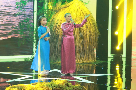 Cẩm Ly, Đại Nghĩa rơi nước mắt trước cô bé 12 tuổi “cha không nhận, mẹ có gia đình mới”:  Câu chuyện đầu tiên được kể bởi bé Phương Nghi và bà Cẩm. Ngay từ khi Phương Nghi lên 6, cha mẹ đã bỏ nhau và bé sống với ông bà ngoại. Nhiều khi, cô bé tình cờ gặp ba trên đường nhưng ông cũng đi ngang, không nhìn đến. Mẹ bé Phương Nghi là chị Phúc rơi nước mắt tâm sự vì cuộc sống với gia đình mới cũng khó khăn nên đành để bé sống với nhà ngoại. Bà ngoại đi làm mướn, ông ngoại chạy xe ôm kiếm sống, trả tiền thuê nhà, lo chi phí sinh hoạt hàng ngày và lo ăn học cho cháu. 