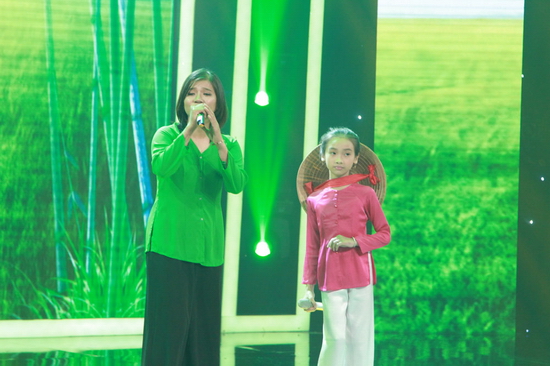Hai dì cháu song ca khiến Đại Nghĩa chỉ nghĩ đến trà sữa, bánh tráng trộn:   Sự vui tươi đã tràn ngập khắp khán phòng khi đôi song ca dì Ngọc Diễm và cháu gái Kim Ngân xuất hiện. Hai dì cháu cùng chung sở thích ăn hàng với rất nhiều món làm mê mẩn giới trẻ như há cảo, bánh tráng trộn, khoai lang lắc, trà sữa… 