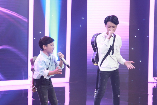 Gia Quý “Học trò của Khánh Ngọc” cùng em trai Gia Bảo hát hit MTV khuấy đảo Gia Đình Song Ca:  Khán giả tinh ý chắc chắn sẽ nhận ra đôi song ca em trai Gia Bảo và anh trai Gia Quý, từng rất quen mặt trong các cuộc thi tài năng nhí. Tuy nhiên, ít ai biết rằng, mẹ của hai anh em đã bỏ đi khi Gia Quý mới 4 tuổi, Gia Bảo còn nhỏ chưa kịp nhớ mặt mẹ. Ước mơ của hai anh em là lên truyền hình thật nhiều để mẹ tìm về với hai anh em.