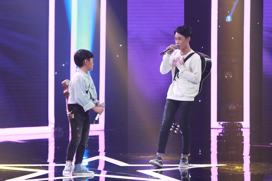Chọn bản hit Yêu đời của nhóm MTV, đôi song ca làm nổ tung khán phòng với những giai điệu sôi động. Nhật Tinh Anh hào hứng nhận xét đây thật sự là một tiết mục bùng nổ. Khánh Ngọc cũng chia sẻ những kỉ niệm tốt đẹp về Gia Quý, cô cho biết mình vẫn nhớ in giọng hát trong veo, “nốt nào nốt ấy đều lên nóc nhà” của cậu học trò cũ, ngày hôm nay nghe cậu hát khiến cô rất hãnh diện. 