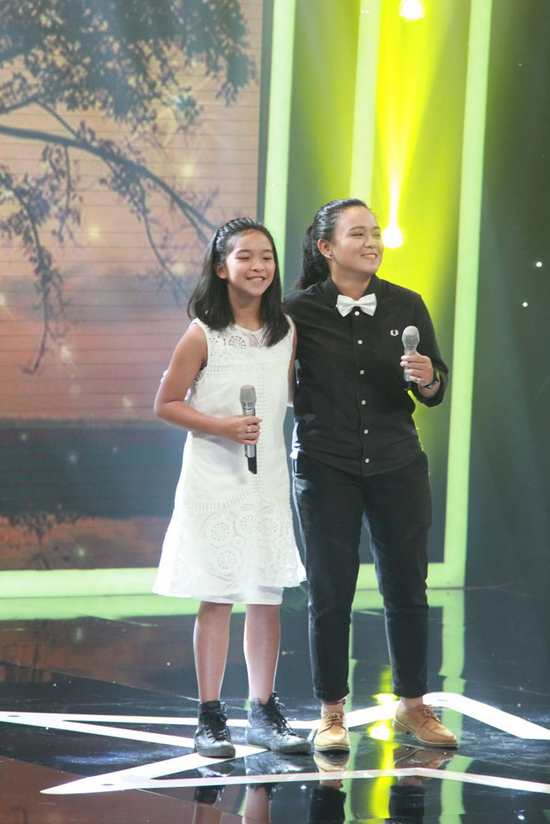 Cẩm Ly cảm động trước tình chị em của hai thí sinh Gia Đình Song Ca:   Còn nhớ mẹ Ánh Tuyết và em gái út Thái Anh đã có tiết mục trình diễn “bùng nổ” ở tuần trước. Tuần này, hai chị em Thái Uyên và Thái Thảo quyết cạnh tranh với mẹ và em khi tham gia chương trình và cháy hết mình trên sân khấu.
