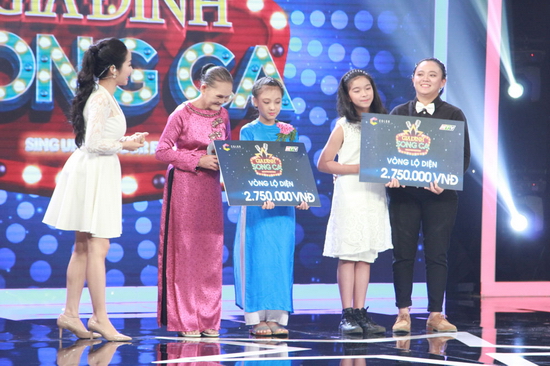 Kết thúc vòng Lộ Diện, cặp mẹ con Thu Hương - Thiên Tùng đạt 28 điểm, Ngọc Diễm - Kim Ngân đạt 29.5 điểm, Gia Quý - Gia Bảo đạt 30 điểm, Thị Cẩm - Phương Nghi và Thái Thảo - Thái Uyên cùng đạt 27.5 điểm. Như vậy, hai cặp đôi ra về đầu tiên chính là bà cháu Thị Cẩm - Phương Nghi và chị em bà cháu Thái Thảo - Thái Uyên với giải thưởng 2 triệu 750 nghìn đồng.