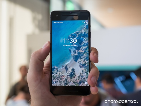 Thiết kế nhiều nét tương đồng: Google Pixel 2 và Pixel 2 XL tiếp tục theo bước của người tiền nhiệm với thiết kế cao cấp, để có thể cạnh tranh với các đối thủ như Samsung Galaxy S8/S8 Plus hay iPhone 8/8 Plus.