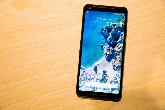 Khác biệt dễ nhật thấy nhất giữa Pixel 2 và Pixel 2 XL chính là kích thước. Pixel 2 là thiết bị nhỏ hơn với kích thước 145,7 x 69,7 x 7,8mm và nặng 143 gram, trong khi Pixel 2 XL khá lớn với kích thước 157,9 x 76,7 x 7,9mm và nặng 175 gram.