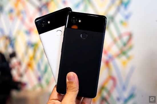 Mặt sau của Pixel 2 và Pixel 2 XL thiết kế hoàn toàn giống nhau, từ vị trí đặt camera cho đến cảm biến vân tay, nhưng mặt trước lại khác nhau khá nhiều. Pixel 2 có màn hình viền khá dày trông không đẹp, trong khi Pixel 2 XL sở hữu viền màn hình rất mỏng, tương tự LG V30.