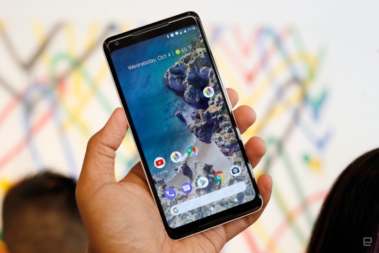 Trong khi đó, Google Pixel 2 XL thuộc phân khúc cao cấp hơn nên tất nhiên màn hình cũng tốt hơn. Thiết bị sở hữu màn hình công nghệ P-OLED tỷ lệ 18:9 với viền màn hình rất mỏng, kích thước 6.0 inch, độ phân giải 2880 x 1440 pixel với khả năng hiển thị 100% dải màu DCI-P3.