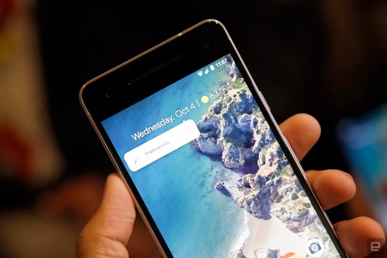 Tất cả các tính năng đó giúp cho màn hình của Pixel 2 XL không chỉ có màn hình lớn hơn cho trải nghiệm xem đã hơn mà còn sắc nét hơn. Nhưng màn hình cả hai thiết bị đều có tính năng Always On Display.