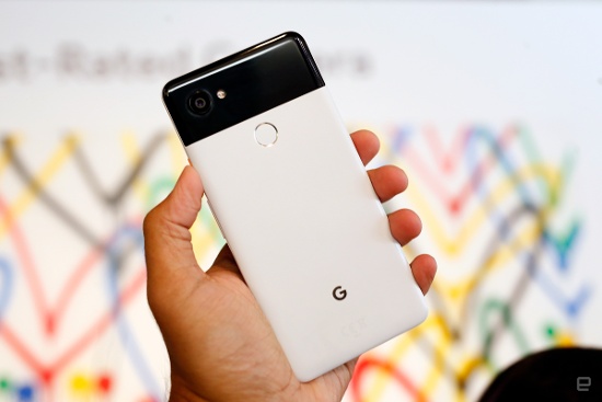 Mặc dù vậy, bạn hãy khoan thất vọng bởi camera của Google Pixel 2 và Pixel 2 XL, bởi trang DxOMark đã công bố kết quả thử nghiệm camera của bộ đôi này với điểm số đạt 98 điểm, vượt trội so với những đối thủ như iPhone 8 Plus hay Galaxy Note 8 (94 điểm). 