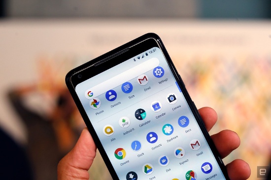 Phần cứng giống hệt: Không chỉ tính năng camera giống hệt nhau, Google Pixel 2 và Pixel 2 XL đều sở hữu phần cứng giống nhau. Cả hai đều được trang bị bộ vi xử lý Snapdragon 835, RAM 4GB với hai tùy chọn lưu trữ 64GB và 128GB, không hỗ trợ khe cắm thẻ nhớ mở rộng microSD.