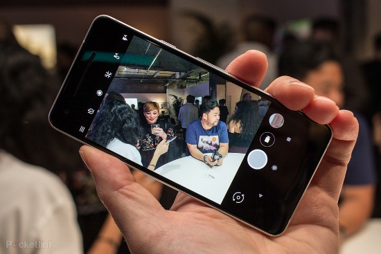 Do Pixel 2 XL có màn hình hiển thị lớn hơn và độ phân giải cao hơn, có nghĩa thiết bị sẽ tiêu thụ nhiều năng lượng hơn. Chính vì vậy sự khác biệt duy nhất về phần cứng giữa hai thiết bị chính là dung lượng pin.