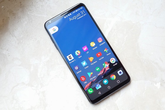 Màn hình: Điểm nhấn trên LG V30 chính là màn hình OLED mà LG gọi là P-OLED, màn hình này có kích thước 6 inch với độ phân giải 1440 x 2880 pixel và mật độ điểm ảnh lên tới 537 ppi cho khả năng hiển thị cực kỳ sắc nét, góc nhìn khá rộng và màu sắc không quá rực.