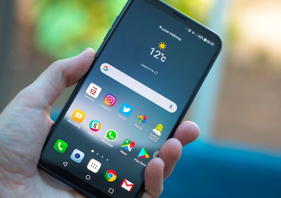 Màn hình OLED của V30 chiếm tới 81,2% diện tích mặt trước với các viền rất mỏng ở cả 4 cạnh và thực sự tạo ấn tượng mạnh ngay từ cái nhìn đầu tiên. Ngoài ra nó còn hỗ trợ công nghệ Dolby Vision,  HDR10, Always-on display và được bảo vệ bằng lớp kính cường lực Corning Gorilla Glass 5. 