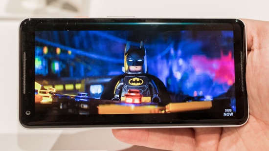 Đáng ngạc nhiên là đối thủ Google Pixel 2 XL có màn hình giống hệt với LG V30. Đó là màn hình P-OLED tỷ lệ 18:9 với kích thước 6 inch và viền cũng rất mỏng (không mỏng bằng LG V30). 
