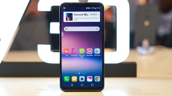 Thiết kế: Thuộc phân khúc cao cấp nên LG V30 sở hữu một thiết kế sang trọng với bộ khung kim loại sáng bóng, kết hợp 2 mặt kính cong mà LG gọi là Full Vision. Thiết kế này giúp V30 dễ cầm nắm và nhỏ gọn hơn so với đối thủ Pixel 2 XL. 