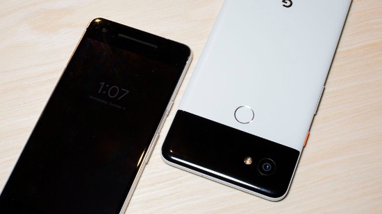 Google Pixle 2 XL thì đi theo một hướng thiết kế khác hoàn toàn so với mẫu smartphone hiện nay. Trong đó mặt sau không phải là nhôm hoàn toàn như LG V30 mà chỉ có một phần ở phía dưới, bên trên vị trí của camera và đèn flash LED sử dụng kính cường lực. 