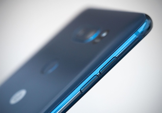 Với tính năng chống nước và bụi, Pixel 2 XL đạt chuẩn IP67 đó là thấp hơn so với chuẩn IP68 được sử dụng trên LG V30. 