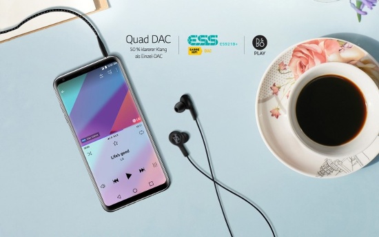 Tuy nhiên LG V30 cũng không kém khi trang bị chip âm thanh Quad-DAC bên trong để tăng cường âm thanh và vẫn còn giắc cắm tai nghe 3,5 mm. Pixel 2 XL thì đã loại bỏ hoàn toàn giắc cắm tai nghe truyền thống. 