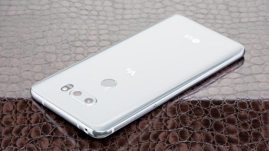 Một khác biệt quan trọng khác đó là chỉ có LG V30 hỗ trợ khe cắm thẻ nhớ microSD để mở rộng dung lượng lưu trữ. Trong khi Pixel 2 XL chỉ có hai phiên bản bộ nhớ 64/128GB và không hỗ trợ khe cắm thẻ nhớ.  