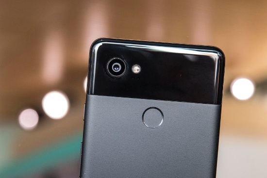 Google Pixel 2 XL chỉ có một camera, nhưng hiệu quả chụp ảnh thì vô cùng ấn tượng. Camera chính của thiết bị có độ phân giải 12,2MP, hỗ trợ chống rung quang học OIS, tích hợp công nghệ Dual Pixel và sử dụng bộ xử lý hình ảnh thế hệ kế tiếp. 