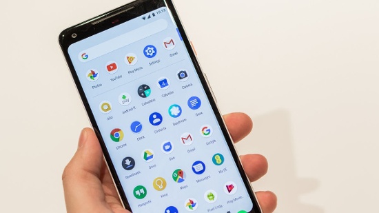 Pin và hiệu năng: Google Pixel 2 XL đi kèm viên pin 3.520 mAh lớn hơn so với chỉ có 3.300 trên LG V30. Trong khi cả hai thiết bị đều có cùng kích thước, độ phân giải màn hình, cùng bộ vi xử lý nên chắc chắn thiết bị nào có pin dung lượng lớn hơn sẽ chiếm ưu thế ở đây.