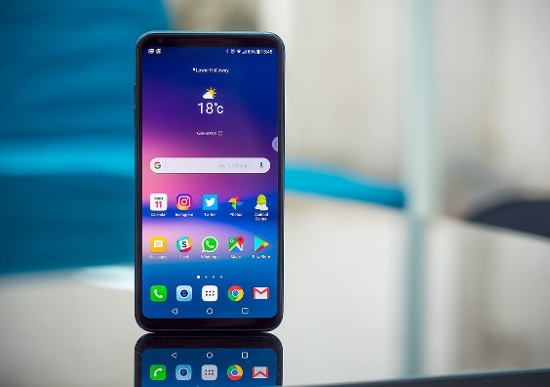 LG V30 và Pixel 2 XL đều được trang bị chip Snapdragon 835, cùng bộ nhớ RAM 4GB và có cùng tùy chọn bộ nhớ trong với hai phiên bản là 64GB hoặc 128GB. 
