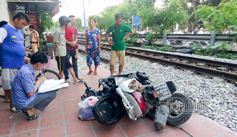 Chiếc xe máy bị tàu kéo lê thêm một đoạn dài