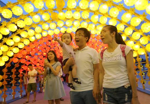 Háo hức đón đèn lồng, múa lân độc đáo mùa Trung thu