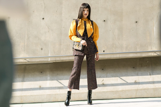 Với bộ cánh thứ 2, Jolie chọn tông màu vàng mù tạt của chiếc áo tay bồng và jumpsuit - vốn là tác phẩm của nhà thiết kế Trần Ngọc Chiến.