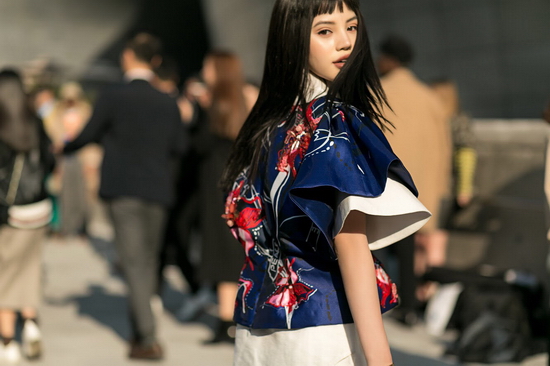  Cô chọn vòng tay Cartier và giày Saint Laurent thêm phần điểm nhấn cho ngoại hình.