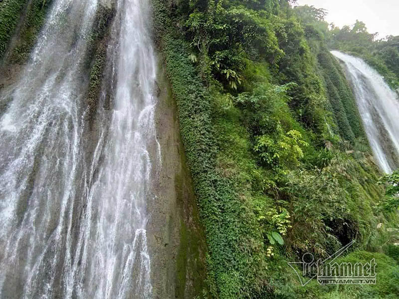 Thác cao khoảng 200 mét