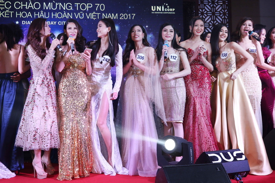 Các thí sinh hào hứng biểu diễn văn nghệ