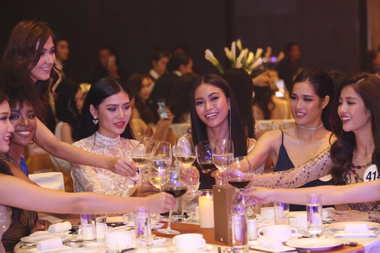 Các thí sinh tham gia tiệc gala