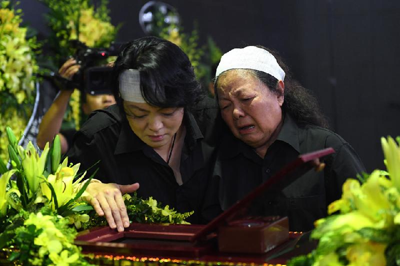 Học sinh xếp hàng dài khóc chia tay PGS Văn Như Cương hình ảnh 4 Bà Đào Kim Oanh - vợ PGS Văn Như Cương - cùng con gái nhìn ông lần cuối.