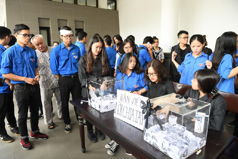 Học sinh xếp hàng dài khóc chia tay PGS Văn Như Cương hình ảnh 5 Trước đó, từ 9h sáng, nhiều bạn trẻ đã có mặt để tiễn biệt thầy. Thu Hương - cựu học sinh trường Lương Thế Vinh - cho biết thầy ra đi là niềm xót thương vô hạn cho nhiều thế hệ học trò. Đối với em, PGS Văn Như Cương là người thầy vĩ đại, là tấm gương sáng để mãi noi theo.