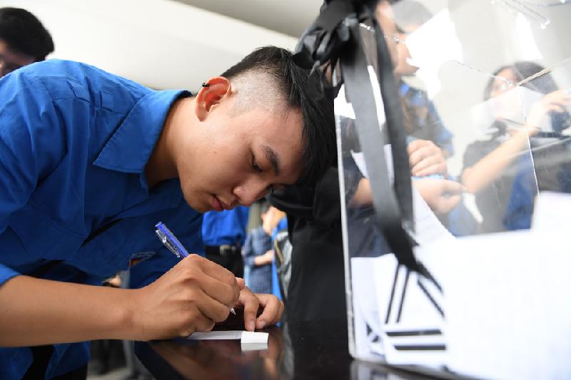 Học sinh xếp hàng dài khóc chia tay PGS Văn Như Cương hình ảnh 6 Các thế hệ học sinh viết những dòng chữ xúc động để đưa thầy giáo của mình về nơi yên nghỉ.