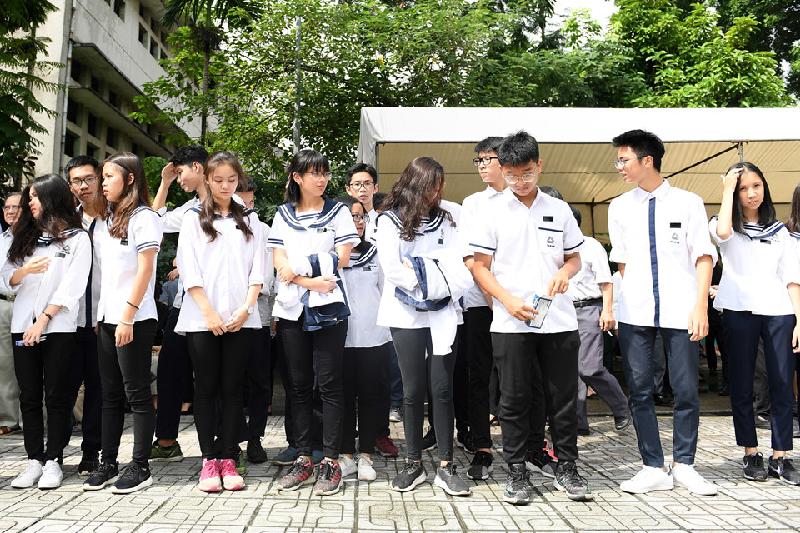 Học sinh xếp hàng dài khóc chia tay PGS Văn Như Cương