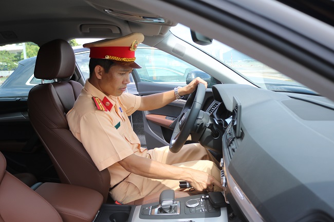 Kiểm tra an toàn kỹ thuật bên trong xe 
