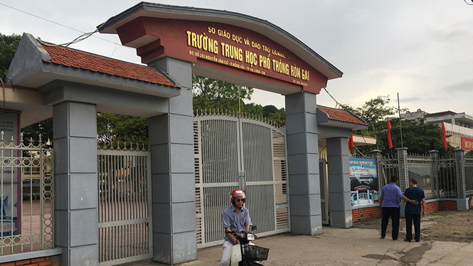 Nam sinh lớp 10 ngã từ tầng 5 xuống sân trường tử vong