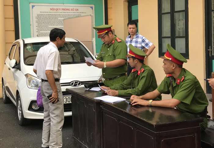 Nhiều người có quyền lợi, nghĩa vụ liên quan đến từ sớm để làm thủ tục