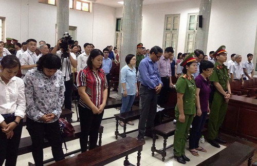 Các bị cáo tại phiên xét xử ngày 2/10
