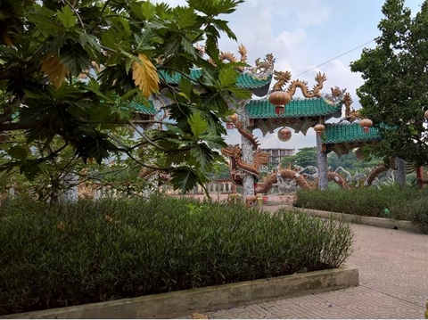 Như mọi miền của đất nước Việt Nam, người Việt tin vào tâm linh, nên đi đường, vô tình bắt gặp các ngôi miếu, ngôi chùa là nhân duyên thường thấy.  Chùa hoặc Miếu ở Sài Gòn đa phần xây theo kiến trúc khá hiện đại và nhiều màu sắc. Tuy nhiều màu sắc, nhưng sự thanh tịnh và trang nghiêm ở những chốn này làm khách thập phương luôn phải cúi đầu và tự chỉnh trang trước khi bước vào dâng hương cầu phúc. 