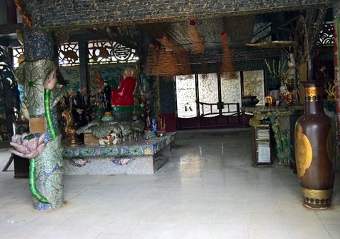 Toàn bộ từ cổng Tam Quan, mái đầu đao cho đến nội điện được khảm và cẩn sành, sứ đa sắc với sự điêu luyện  đầy mỹ thuật với độ tinh tế cao.  Ngoài các bát nhang thông thường, người dân miền Nam đi lễ còn dâng nhang vòng lớn để cầu an và cầu siêu cho gia tộc. Thông thường, những vòng nhang này sẽ cháy được khá lâu, vòng lớn nhất được phủ Quan Công làm vào tháng Giêng, có thể thắp được tới 60 ngày. 